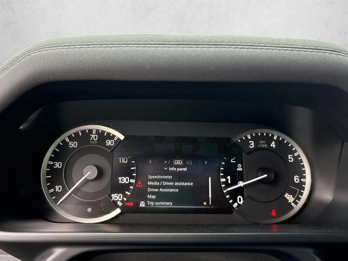 2023 Land Rover Defender 130 X-Dynamic SE thumbnail 12