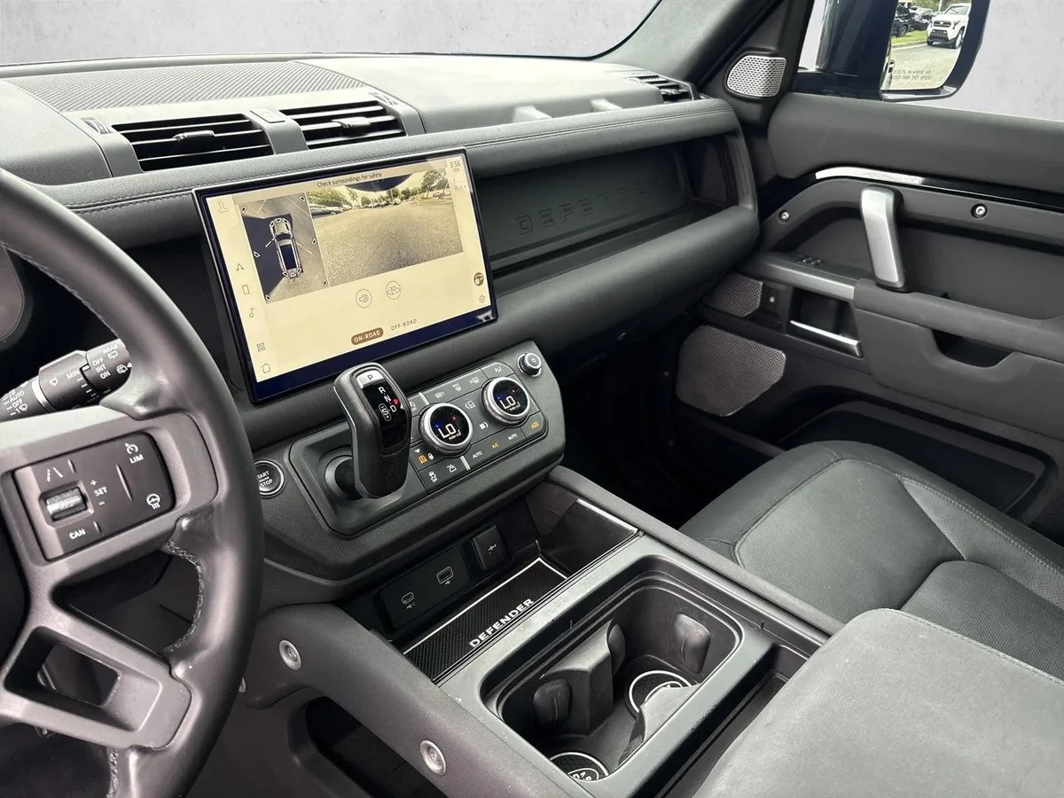 2023 Land Rover Defender 130 X-Dynamic SE thumbnail 15