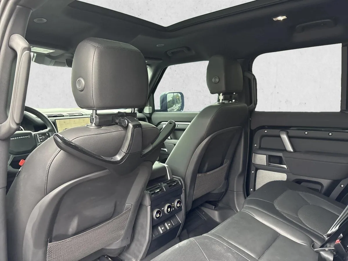 2023 Land Rover Defender 130 X-Dynamic SE thumbnail 16