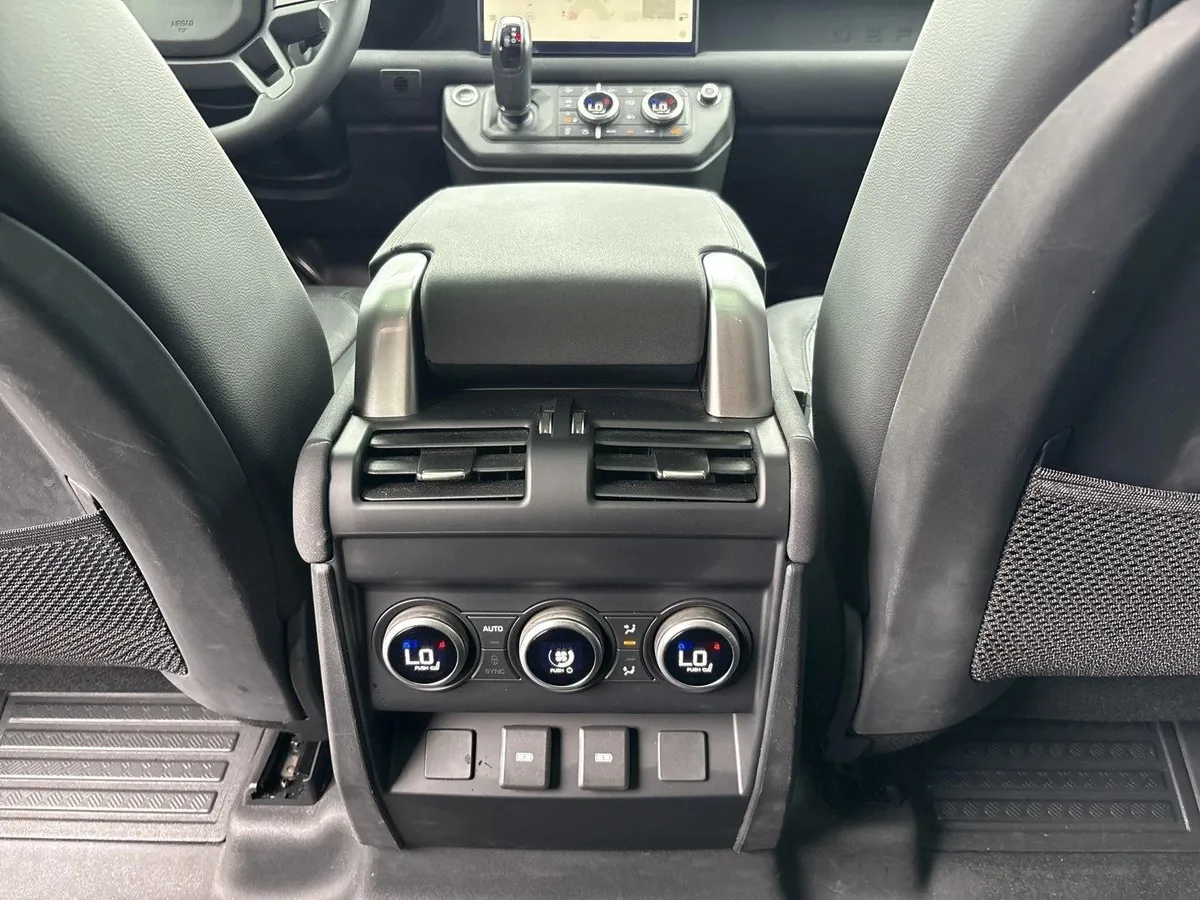 2023 Land Rover Defender 130 X-Dynamic SE thumbnail 17