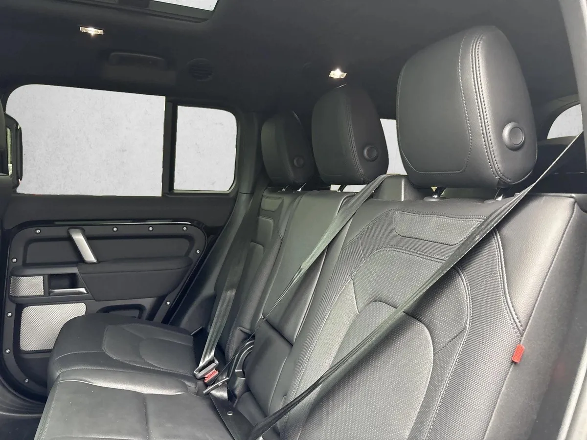 2023 Land Rover Defender 130 X-Dynamic SE thumbnail 19