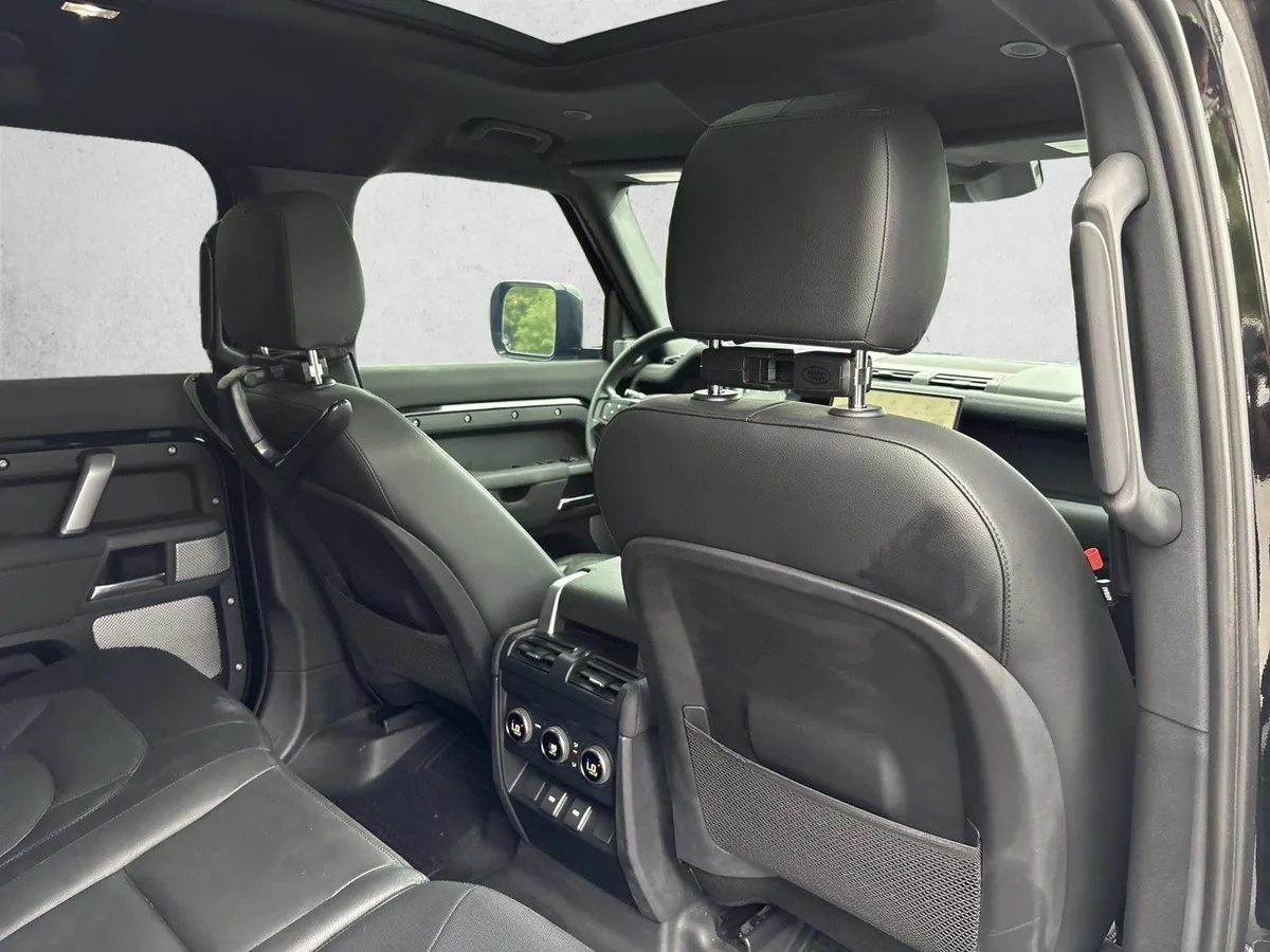 2023 Land Rover Defender 130 X-Dynamic SE thumbnail 21