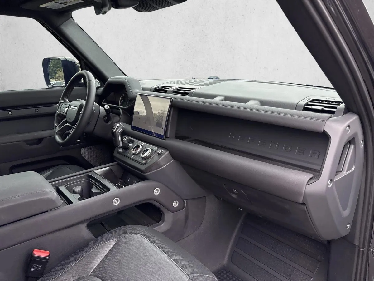 2023 Land Rover Defender 130 X-Dynamic SE thumbnail 22