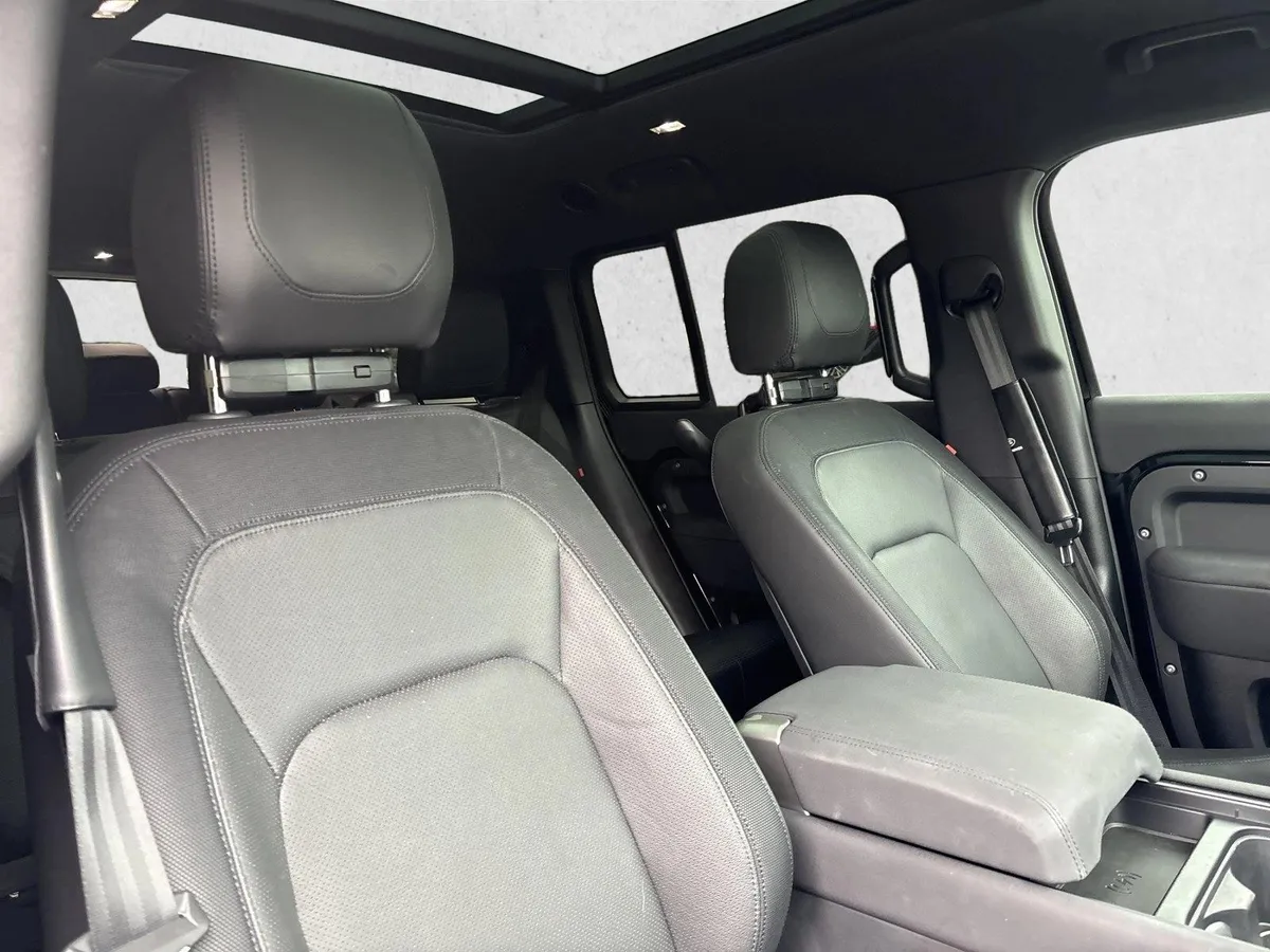 2023 Land Rover Defender 130 X-Dynamic SE thumbnail 23