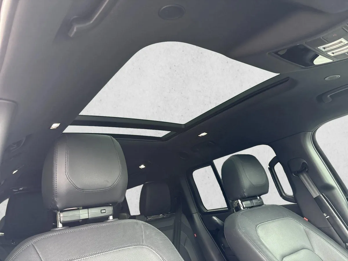 2023 Land Rover Defender 130 X-Dynamic SE thumbnail 24