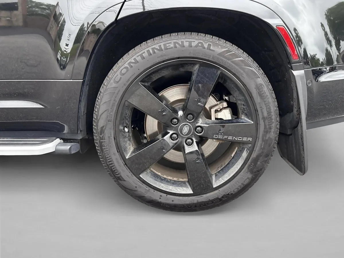 2023 Land Rover Defender 130 X-Dynamic SE thumbnail 25