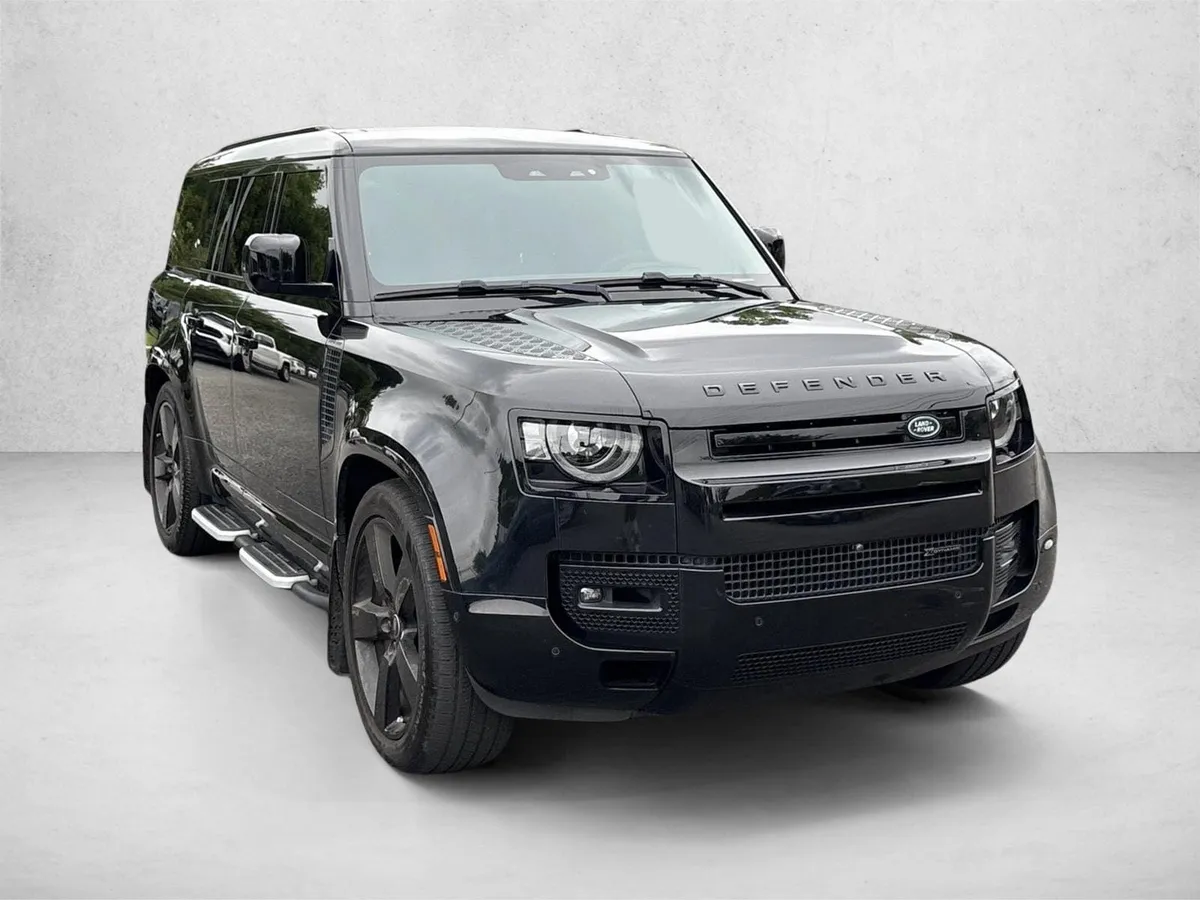 2023 Land Rover Defender 130 X-Dynamic SE thumbnail 3