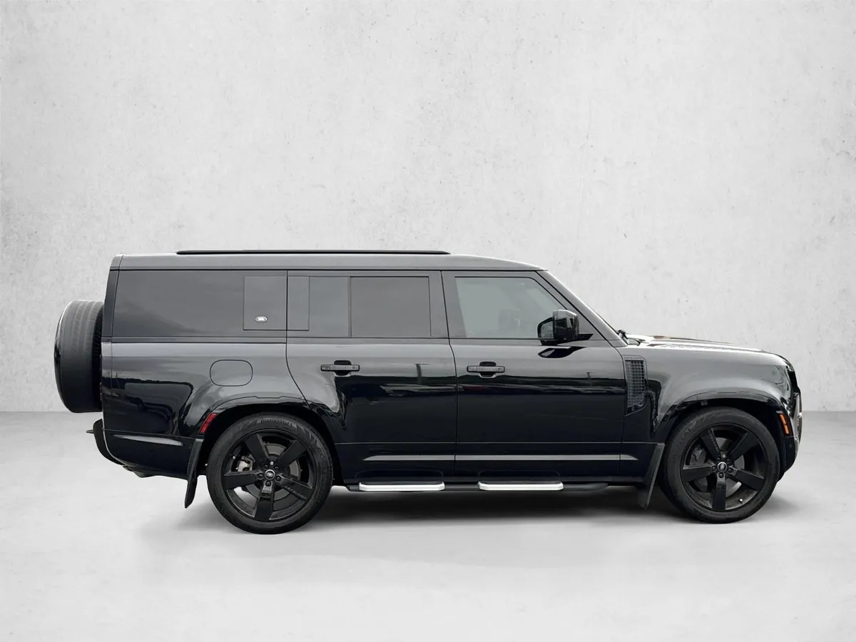 2023 Land Rover Defender 130 X-Dynamic SE thumbnail 4