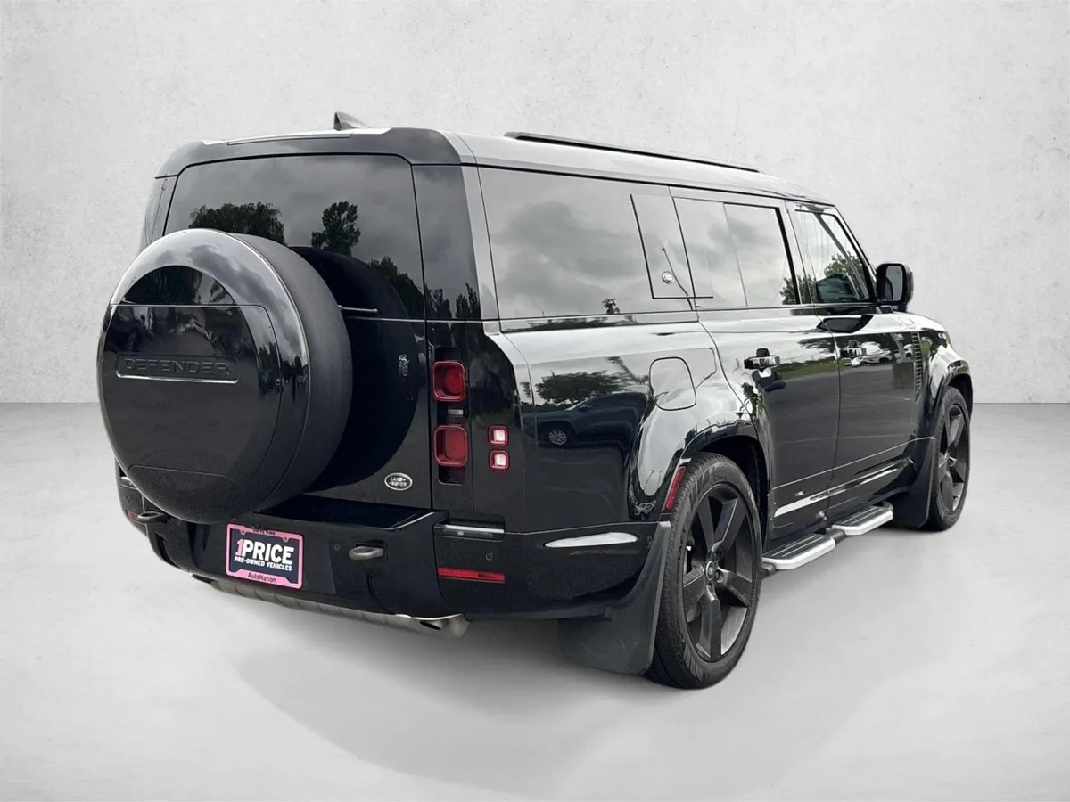 2023 Land Rover Defender 130 X-Dynamic SE thumbnail 5