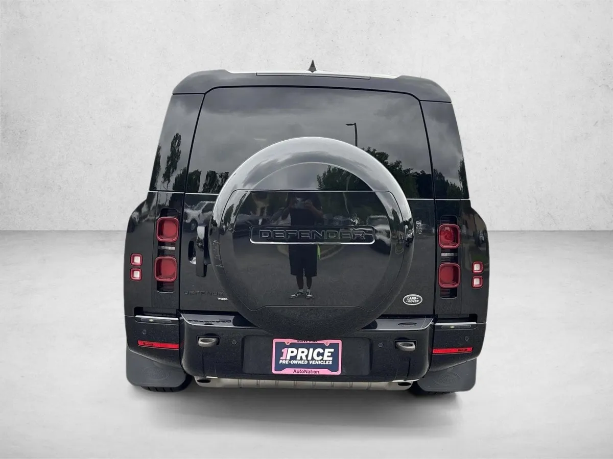 2023 Land Rover Defender 130 X-Dynamic SE thumbnail 6