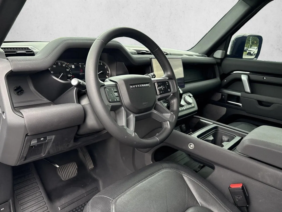 2023 Land Rover Defender 130 X-Dynamic SE thumbnail 9
