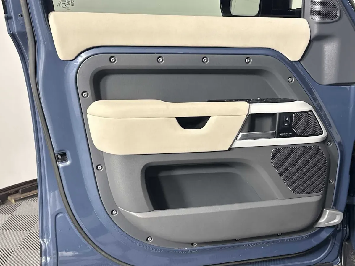 2023 Land Rover Defender SE thumbnail 11