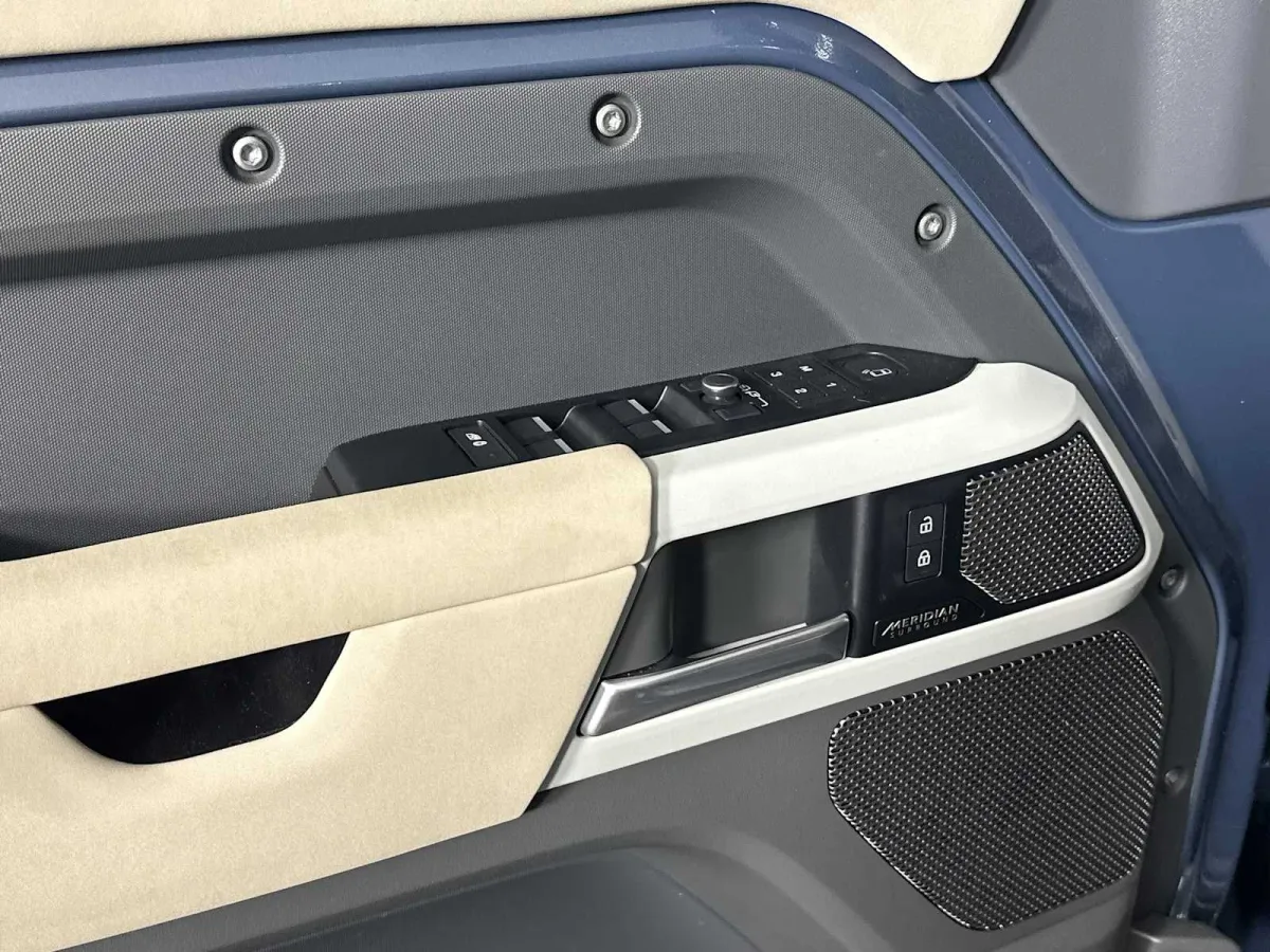 2023 Land Rover Defender SE thumbnail 12