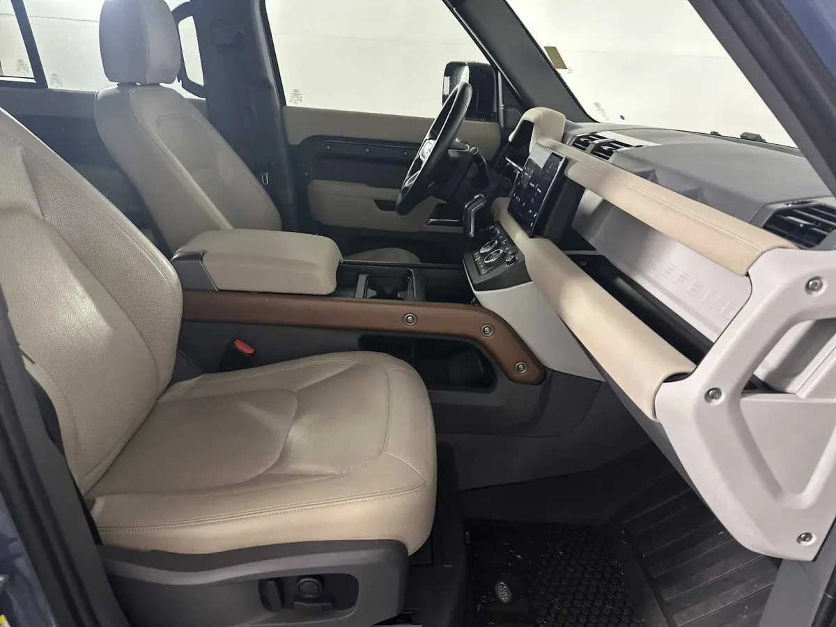 2023 Land Rover Defender SE thumbnail 16