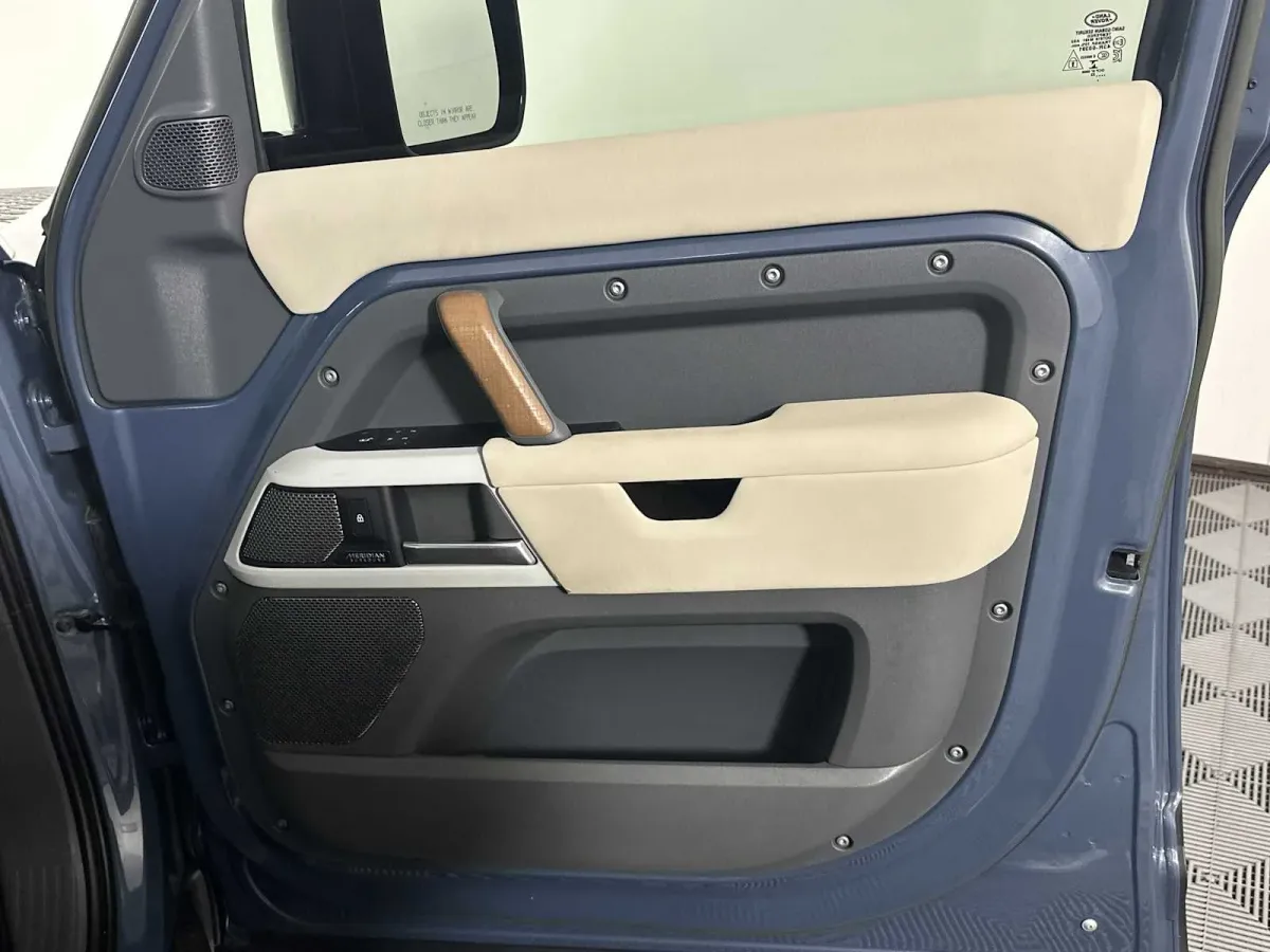 2023 Land Rover Defender SE thumbnail 17
