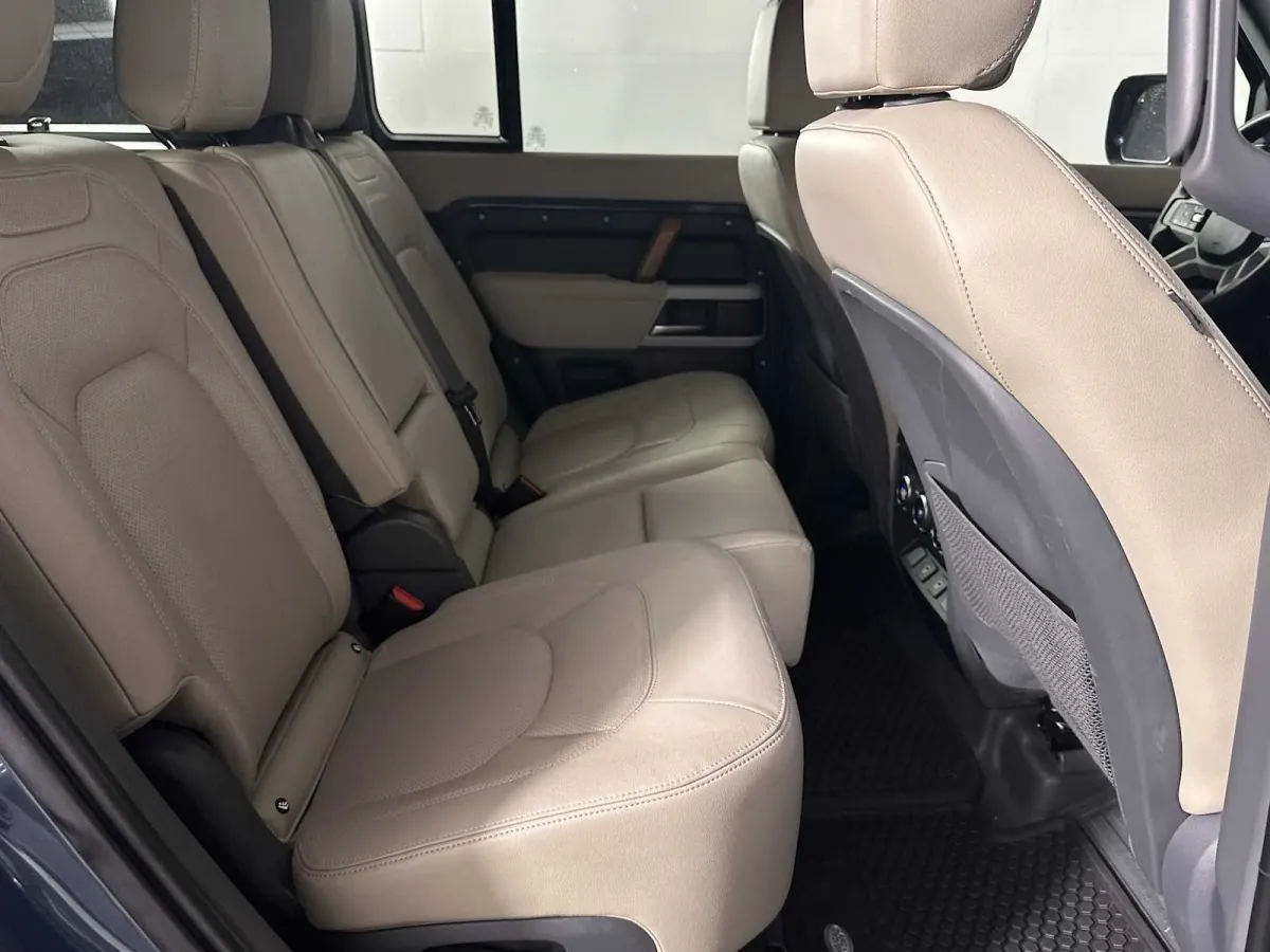 2023 Land Rover Defender SE thumbnail 18