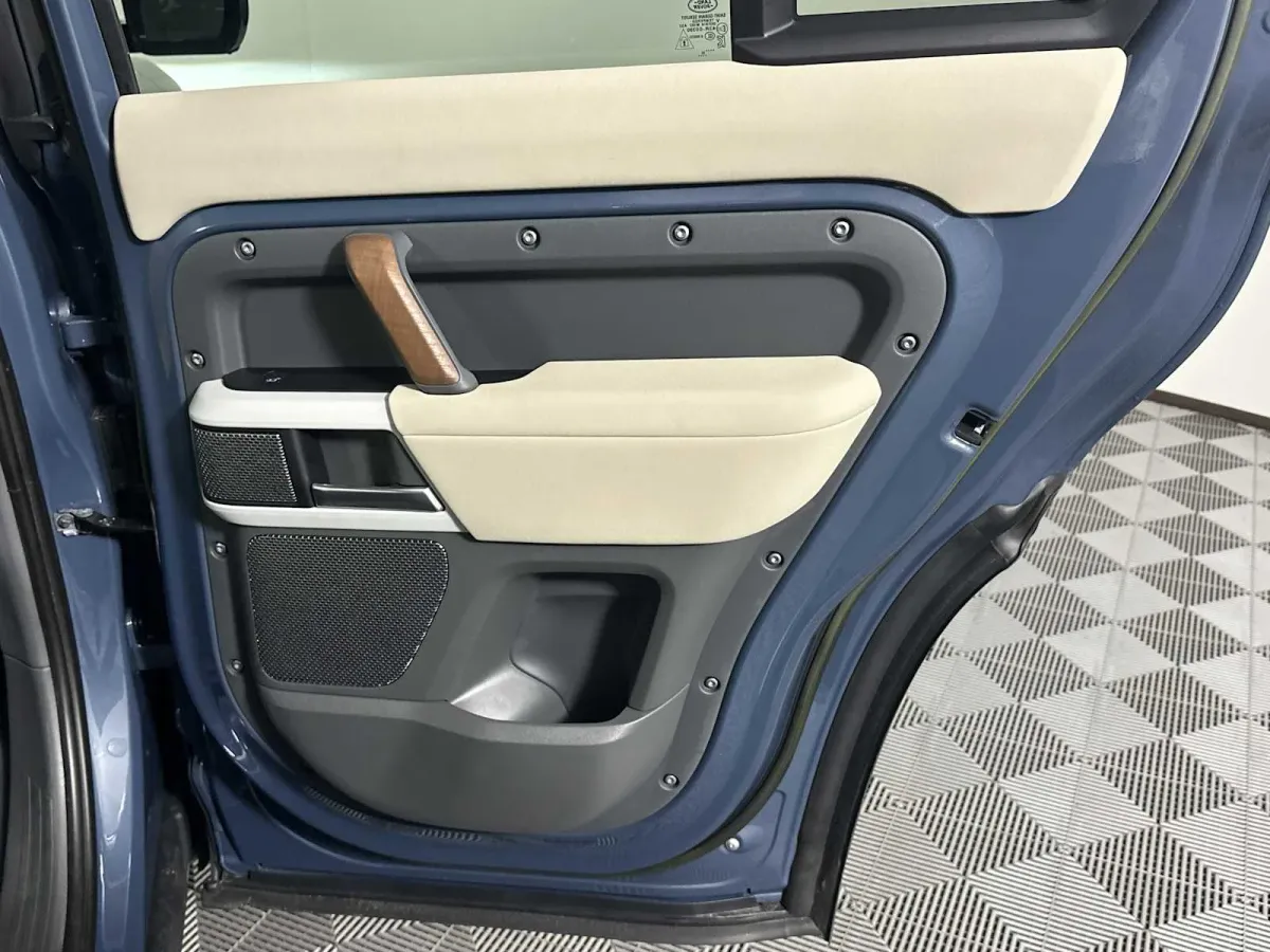 2023 Land Rover Defender SE thumbnail 19