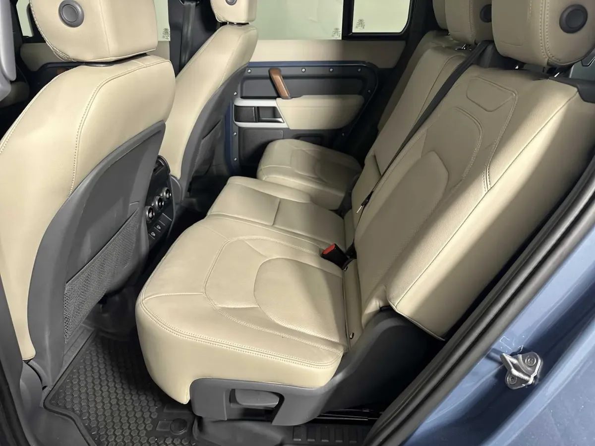 2023 Land Rover Defender SE thumbnail 22