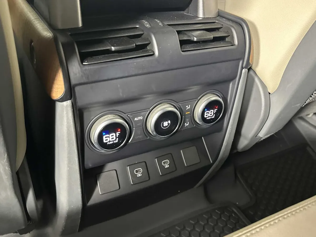 2023 Land Rover Defender SE thumbnail 24