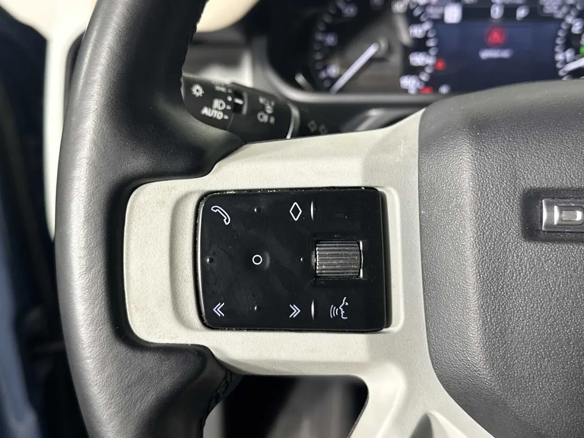 2023 Land Rover Defender SE thumbnail 26