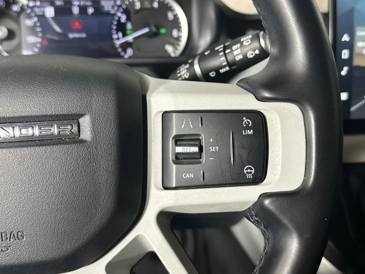2023 Land Rover Defender SE thumbnail 27