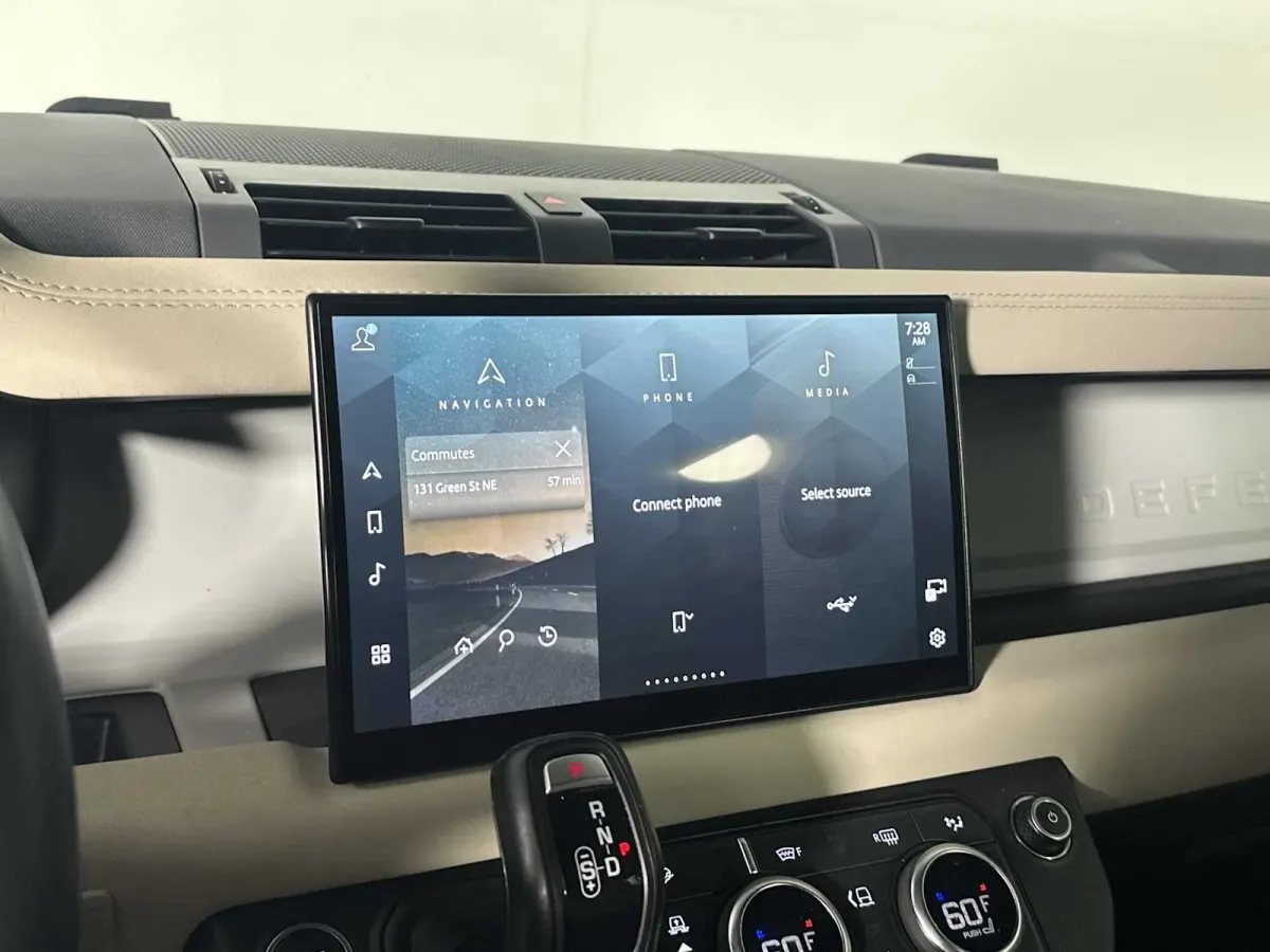 2023 Land Rover Defender SE thumbnail 29