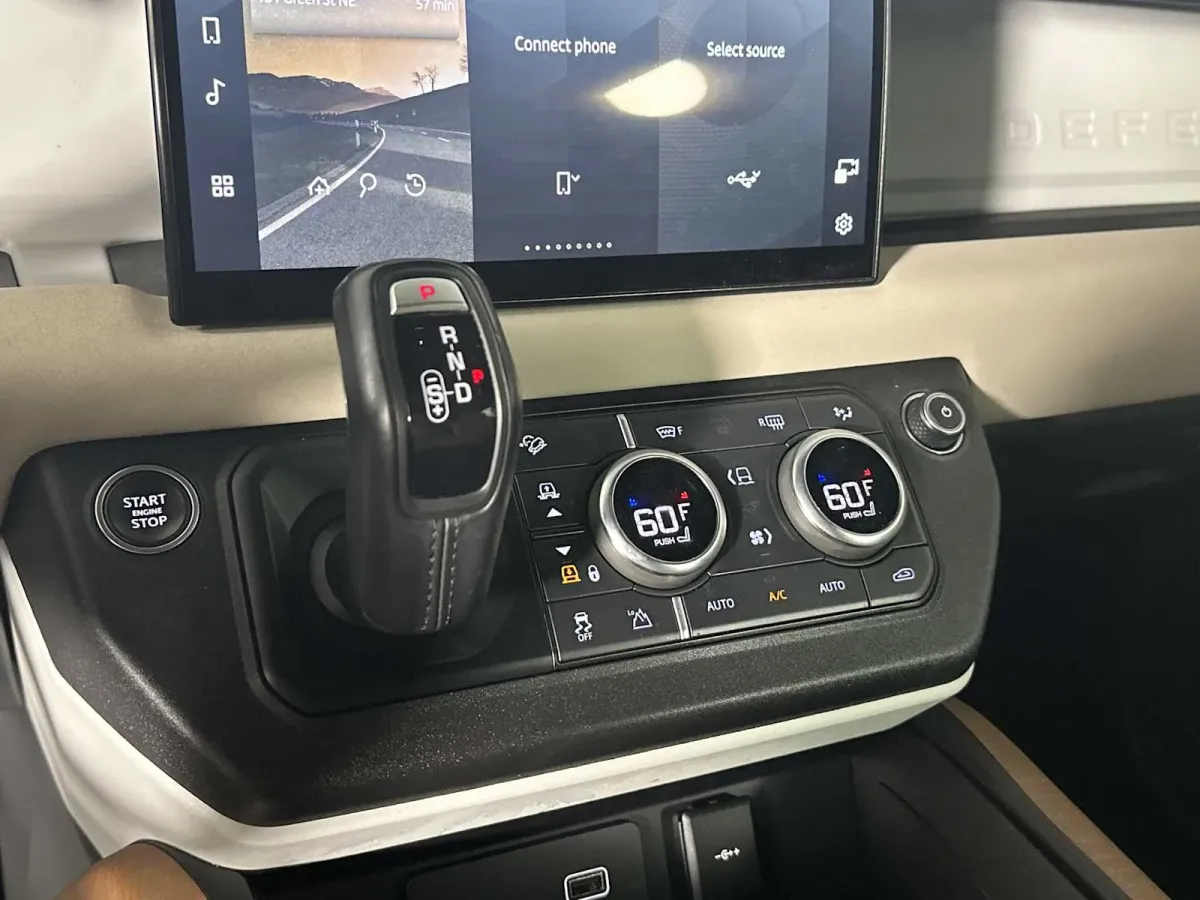 2023 Land Rover Defender SE thumbnail 30