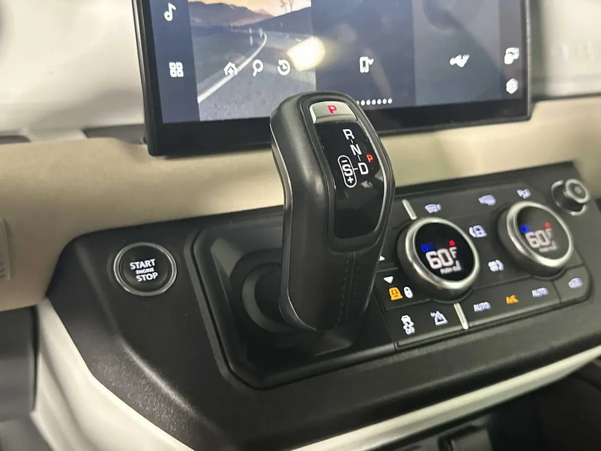 2023 Land Rover Defender SE thumbnail 31