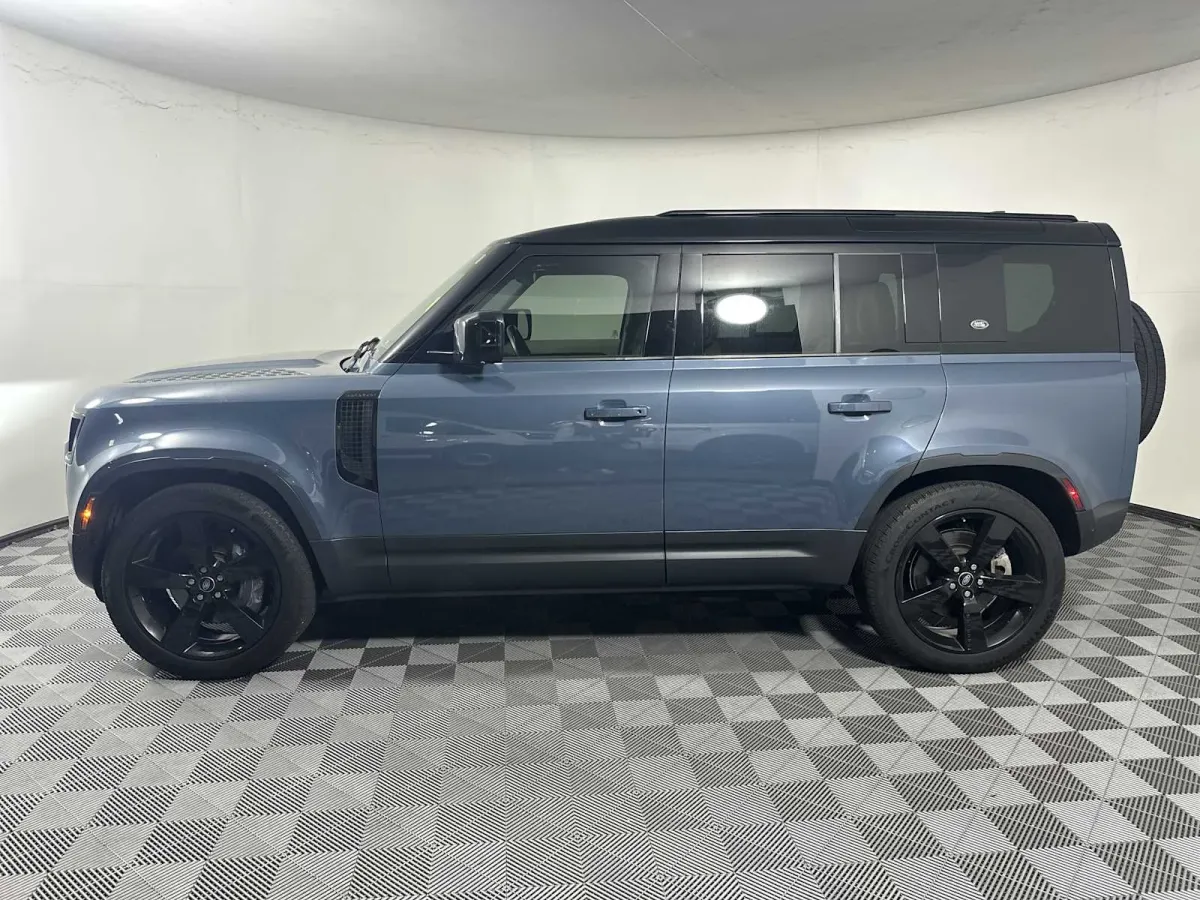 2023 Land Rover Defender SE thumbnail 4