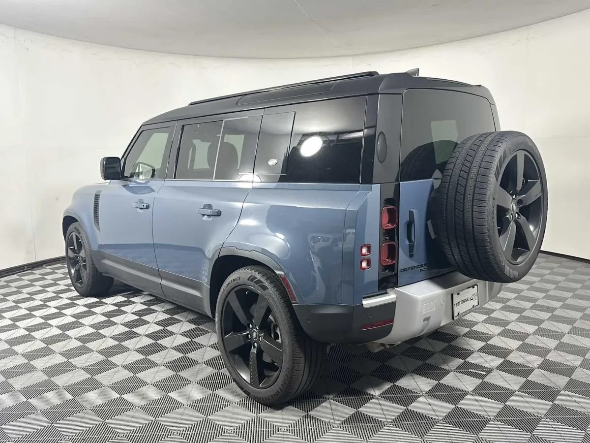 2023 Land Rover Defender SE thumbnail 6