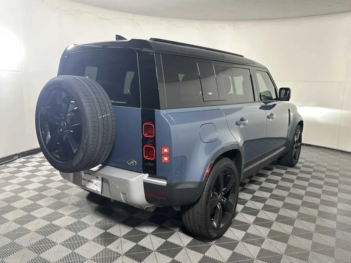 2023 Land Rover Defender SE thumbnail 8