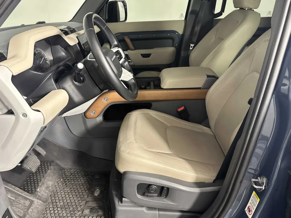 2023 Land Rover Defender SE thumbnail 9