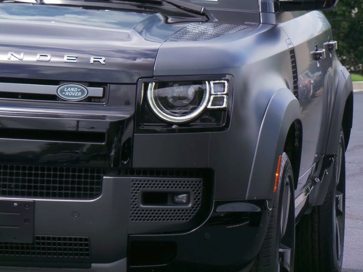2023 Land Rover Defender V8 thumbnail 23
