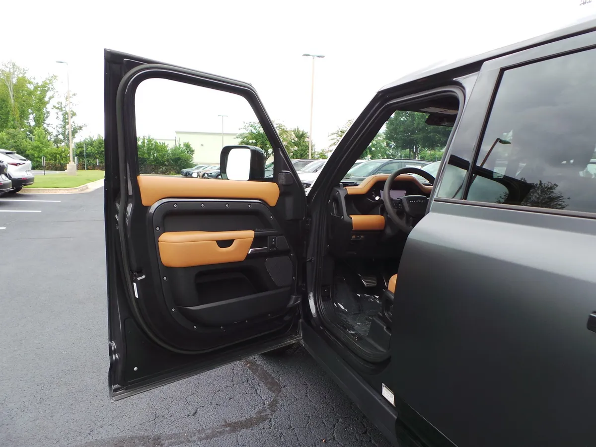 2023 Land Rover Defender V8 thumbnail 30