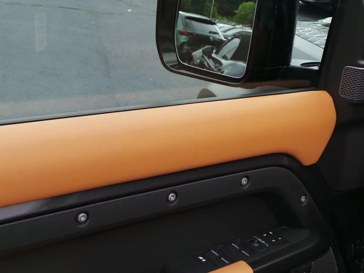 2023 Land Rover Defender V8 thumbnail 31