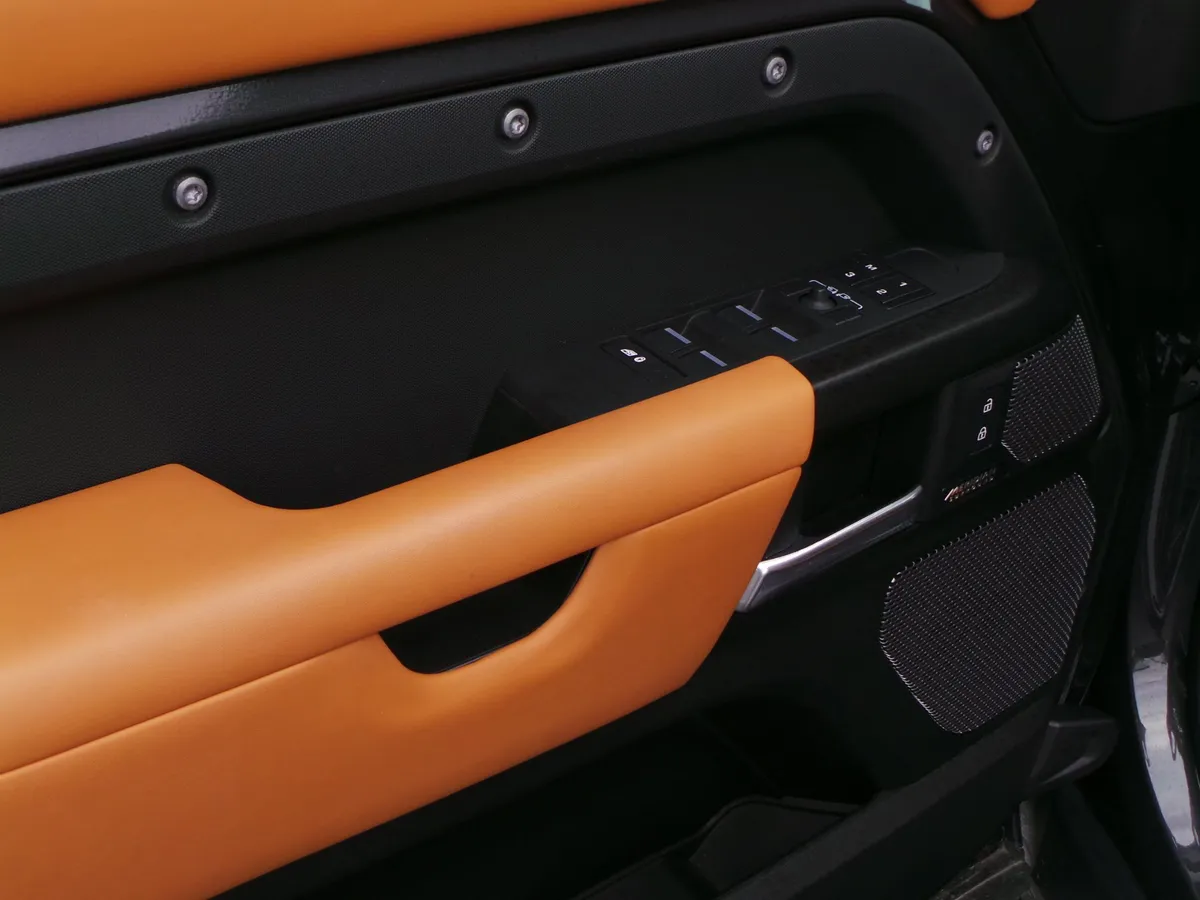 2023 Land Rover Defender V8 thumbnail 32