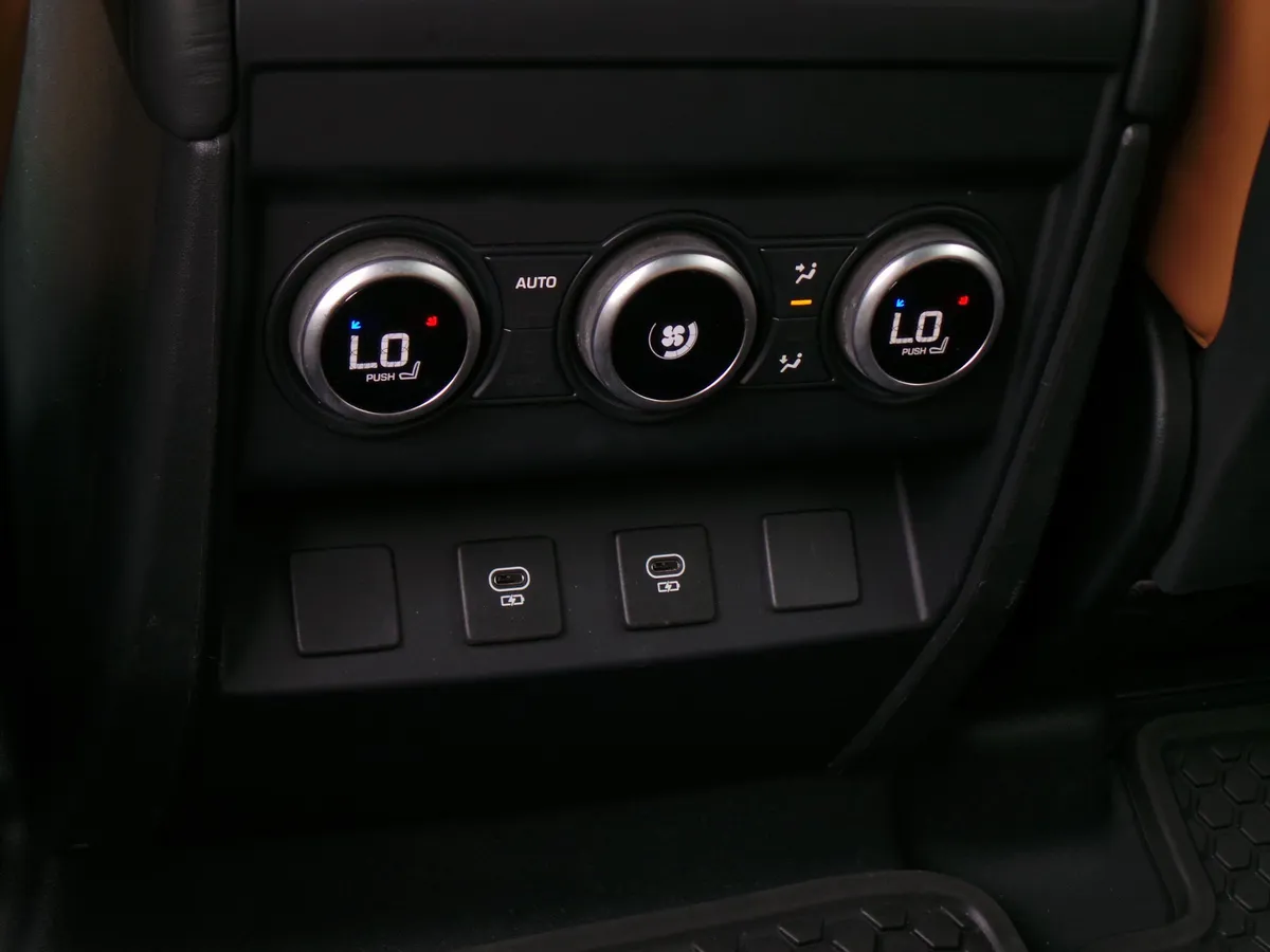 2023 Land Rover Defender V8 thumbnail 41