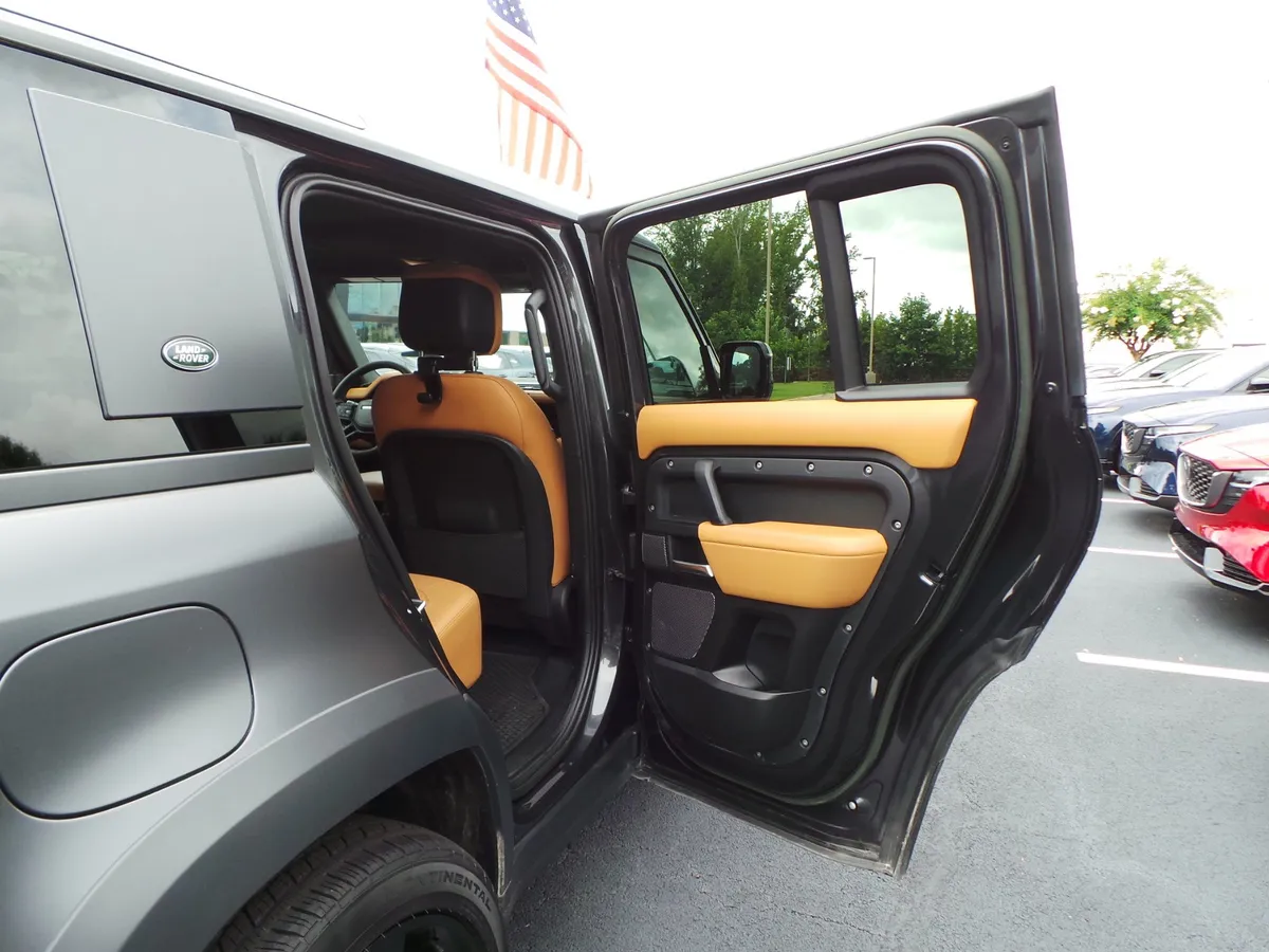 2023 Land Rover Defender V8 thumbnail 42