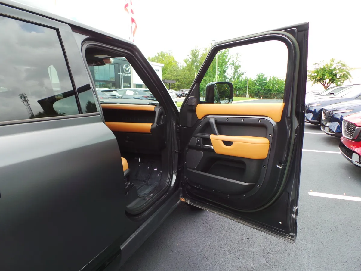 2023 Land Rover Defender V8 thumbnail 44