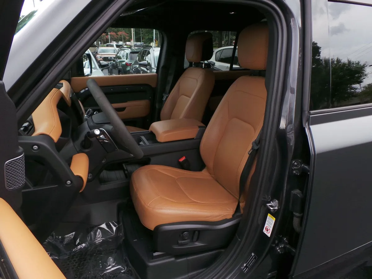 2023 Land Rover Defender V8 thumbnail 6