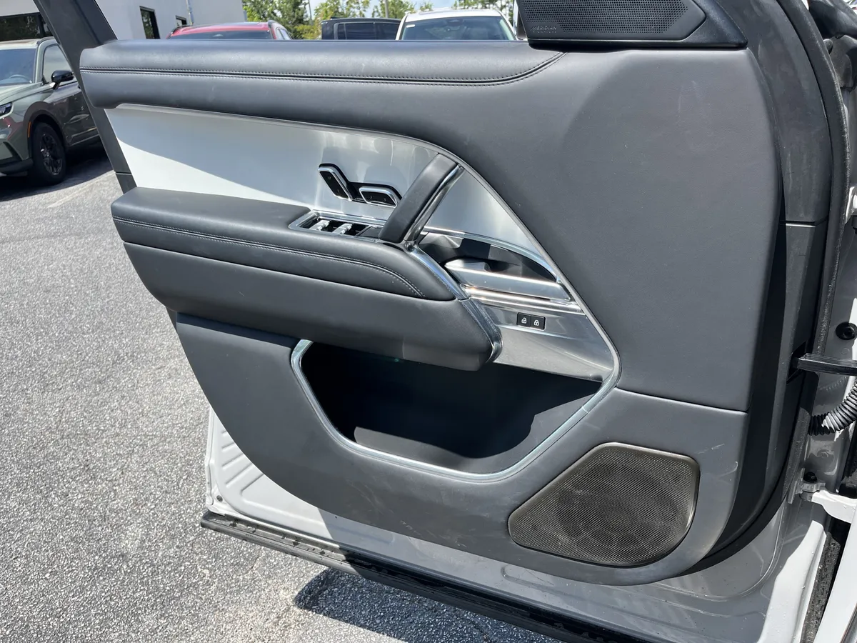 2023 Land Rover Range Rover SV thumbnail 12