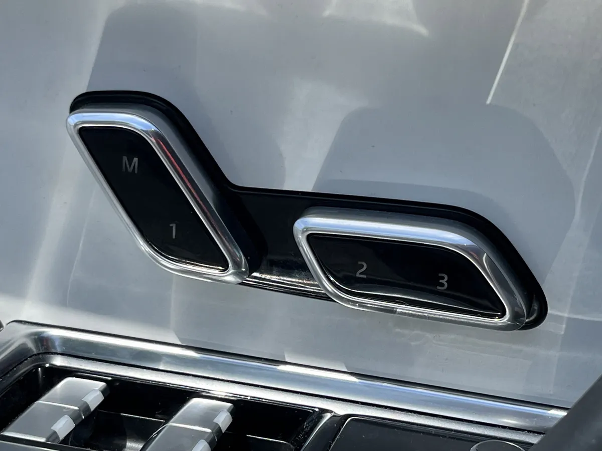2023 Land Rover Range Rover SV thumbnail 13