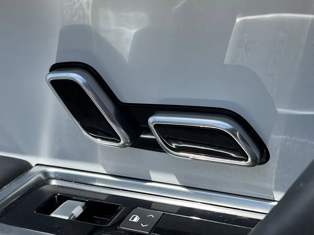 2023 Land Rover Range Rover SV thumbnail 19