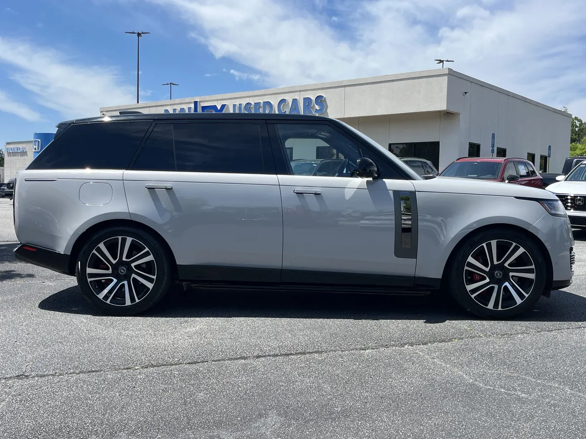 2023 Land Rover Range Rover SV thumbnail 26