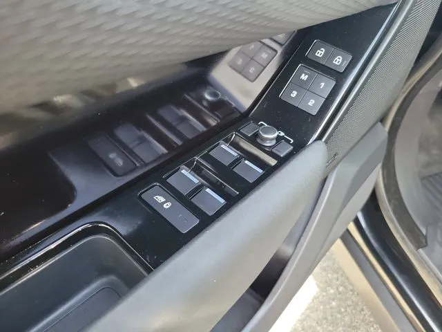 2023 Land Rover Range Rover Velar R-Dynamic S MHEV thumbnail 9
