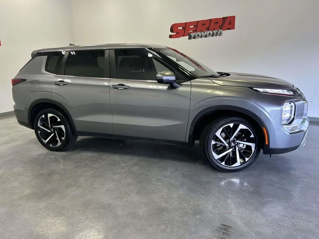 2023 Mitsubishi Outlander SE Special Edition thumbnail 2