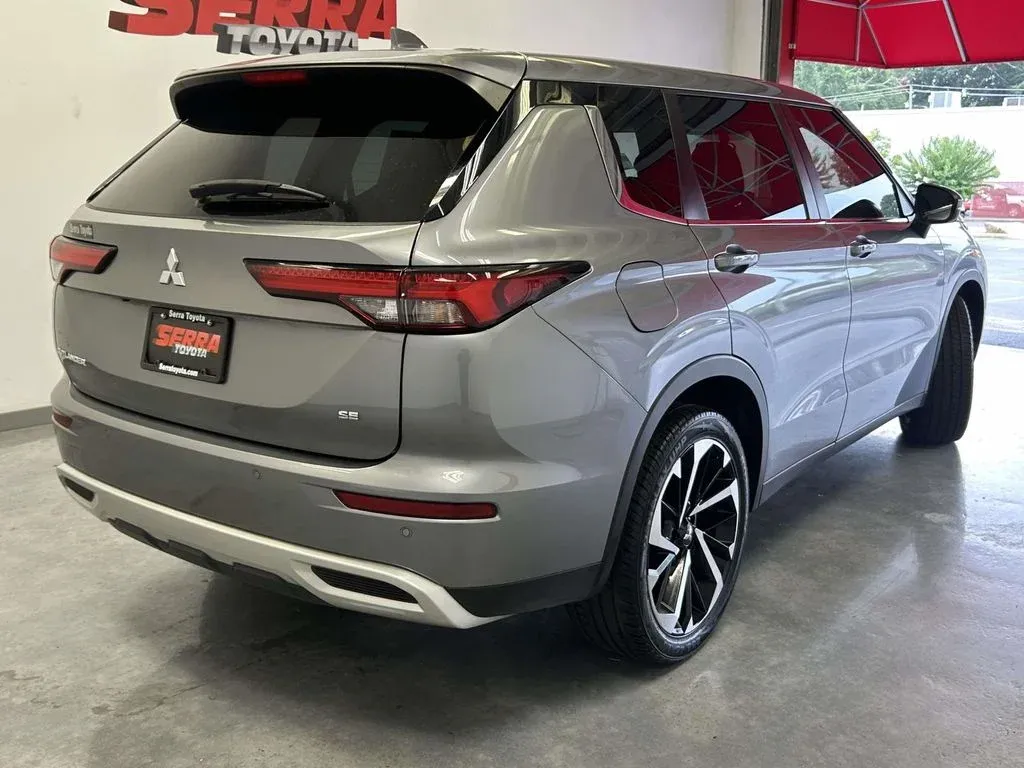2023 Mitsubishi Outlander SE Special Edition thumbnail 3