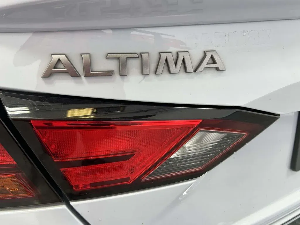 2023 Nissan Altima 2.0 SR thumbnail 10