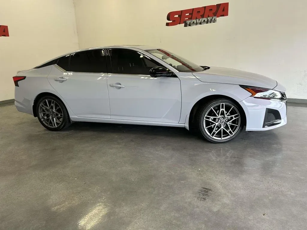 2023 Nissan Altima 2.0 SR thumbnail 2