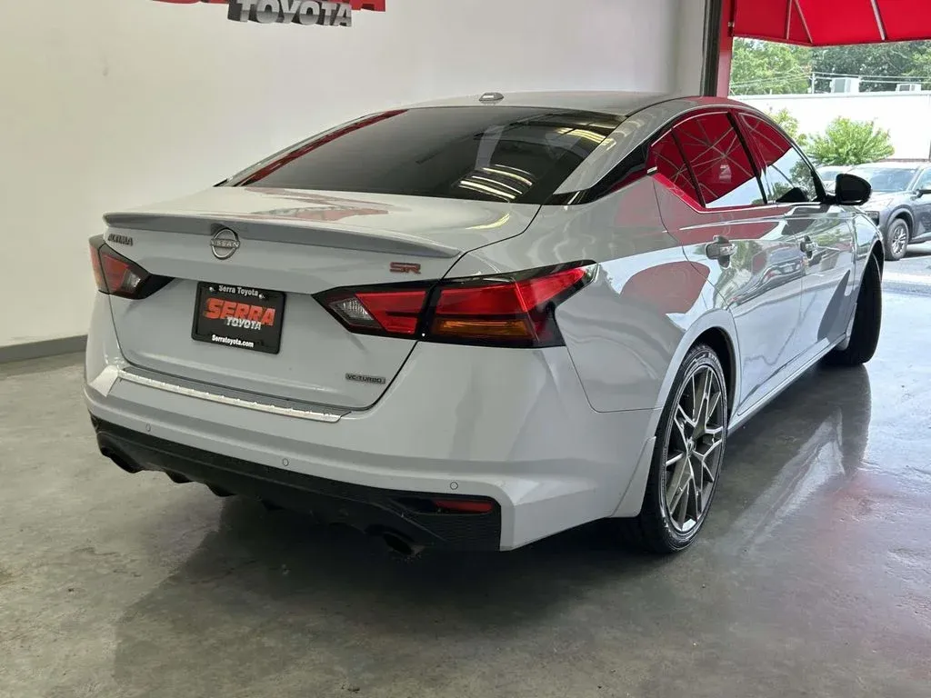 2023 Nissan Altima 2.0 SR thumbnail 3